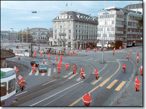 Viele Samiklausmänner auf Cenrtaplatz Zürich