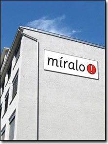 Fassade mit Werbeeuchtschrift